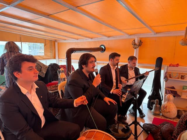 Aneva fasıl ekibi; ney, bağlama ve darbuka ile sıra gecesinde çalıyor