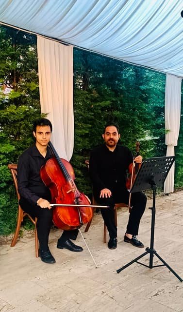 Aneva karşılama ekibi, davet girişinde misafirleri canlı müzikle karşılıyor
