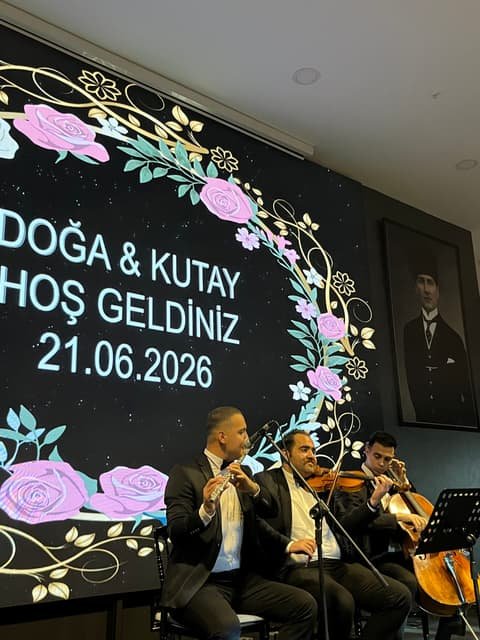 Aneva ekibi özel bir resepsiyonda sahnede canlı müzik dinletisi veriyor
